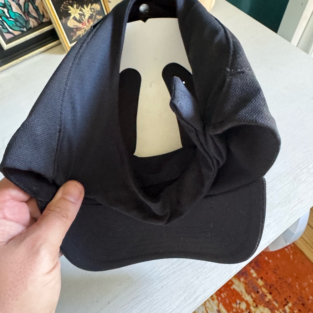 NWT Under Armour Black Athletic Cap Women’s - Picture 2 of 3